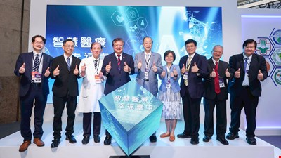 前往 第二屆《高齡健康產業博覽會》 中醫大暨醫療體系攜手臺中市政府 共築智慧高齡幸福城市